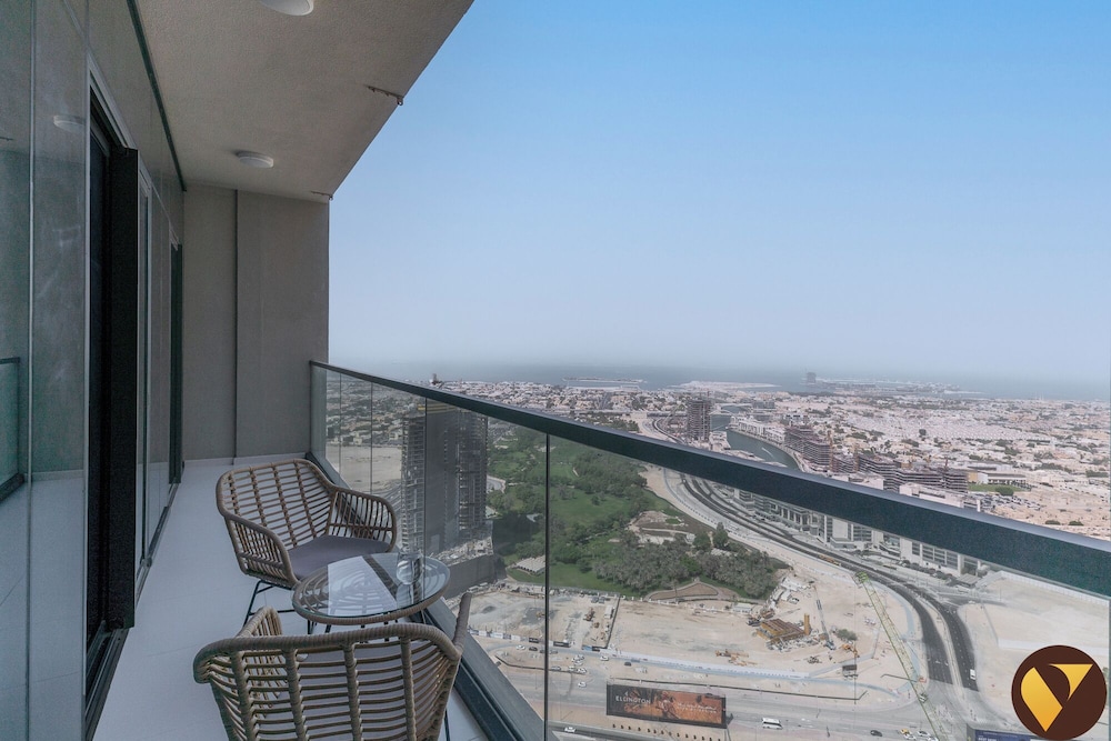 Vogue Business Bay with Sea View Metro