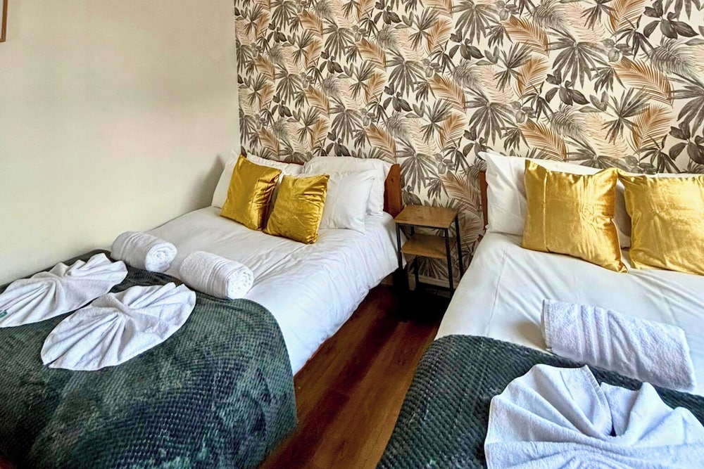 3 Bed Flat - Sleeps 8 - Parking - Wifi