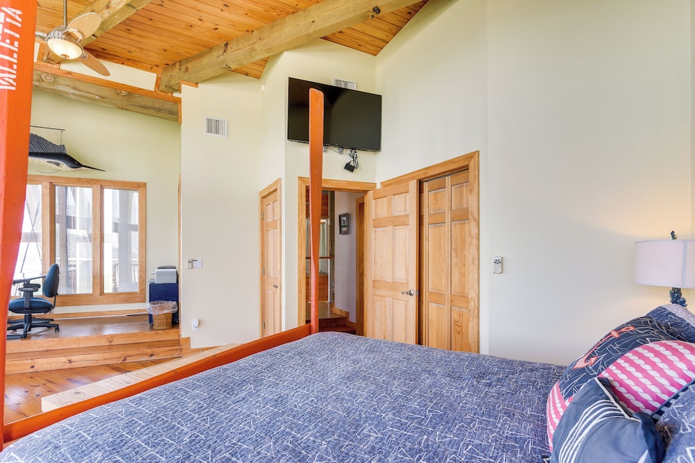 Oceanfront Home w/ Beach Access in Galveston