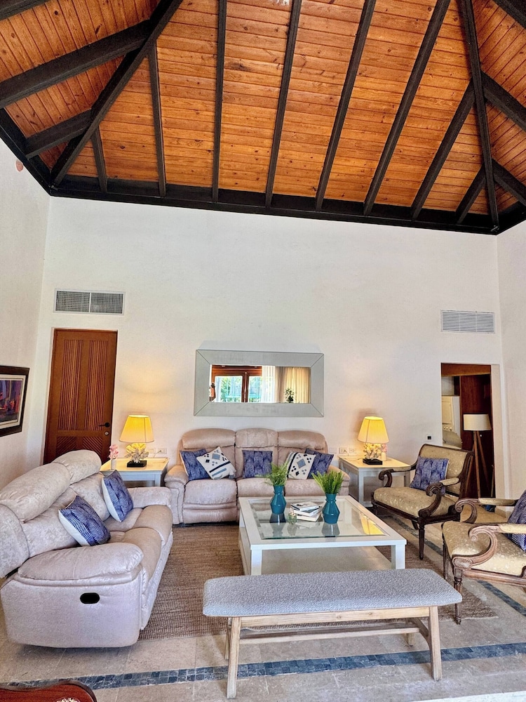 Luxurious Punta Cana Villa With Private Pool & Beach Access