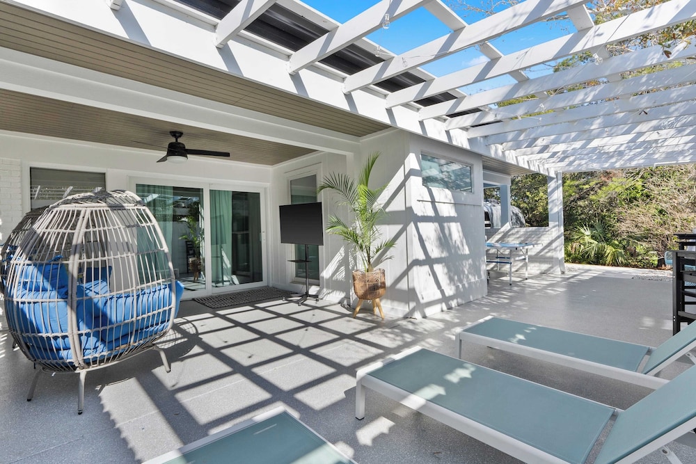 30A Florida Flashback by Avantstay Private Pool, Golf Cart, 3 Mins to Beach!