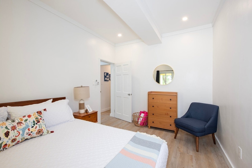Laughing Bird Studio #7 - Brand New Stylish Apartment, Pool, Bea 1 Bedroom Condo, photo 5