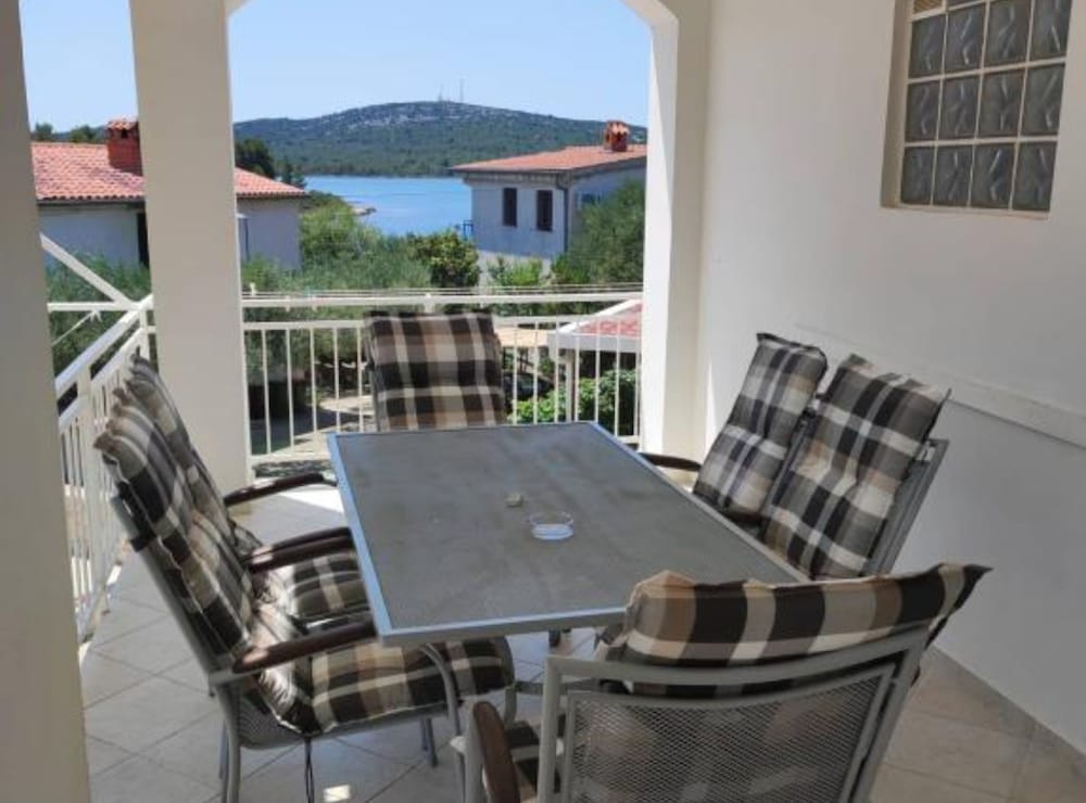 Cozy Seaview Retreat A & M Apartments