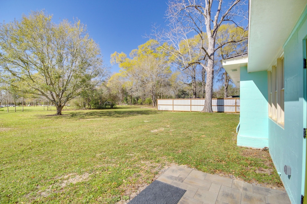 Colorful & Retro Perkinston Cottage w/ Yard!