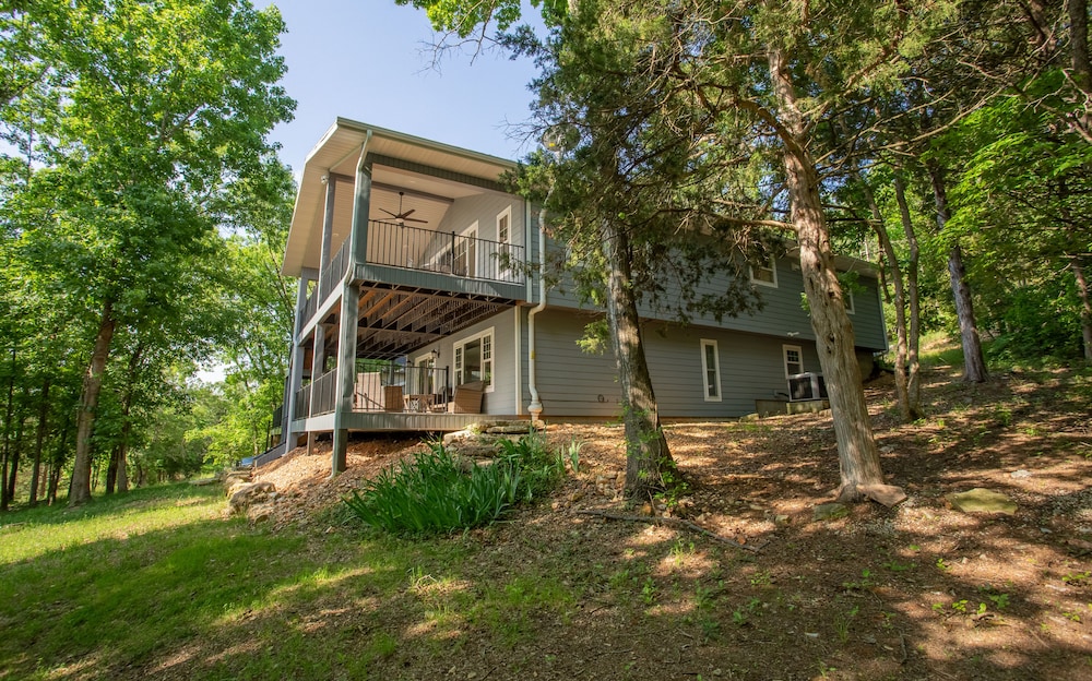 Happy Hideaway 4 Bedroom Home by RedAwning