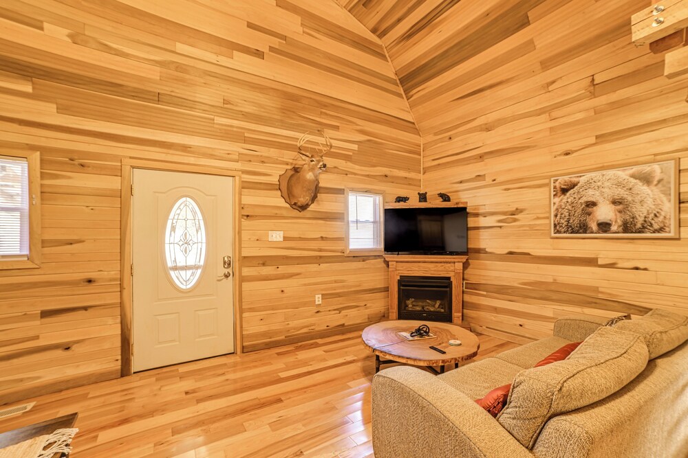 Steps to Kentucky Lake: Cozy Cabin w/ Deck!