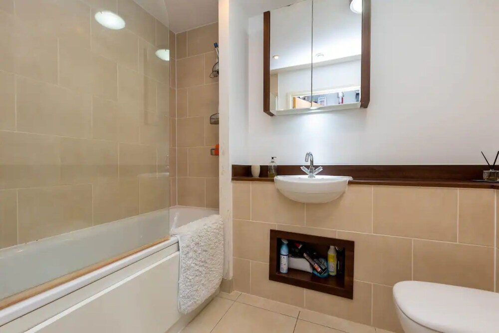 Stylish 2 Bedroom Flat in Canada Water