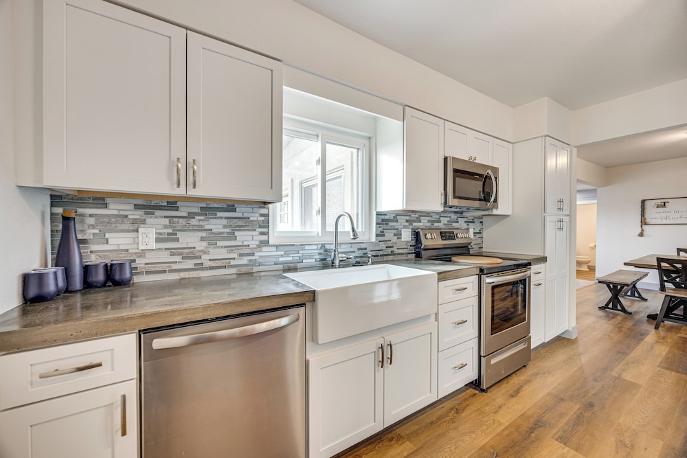 16 Mi to Paint Mines: Spacious Simla Home!