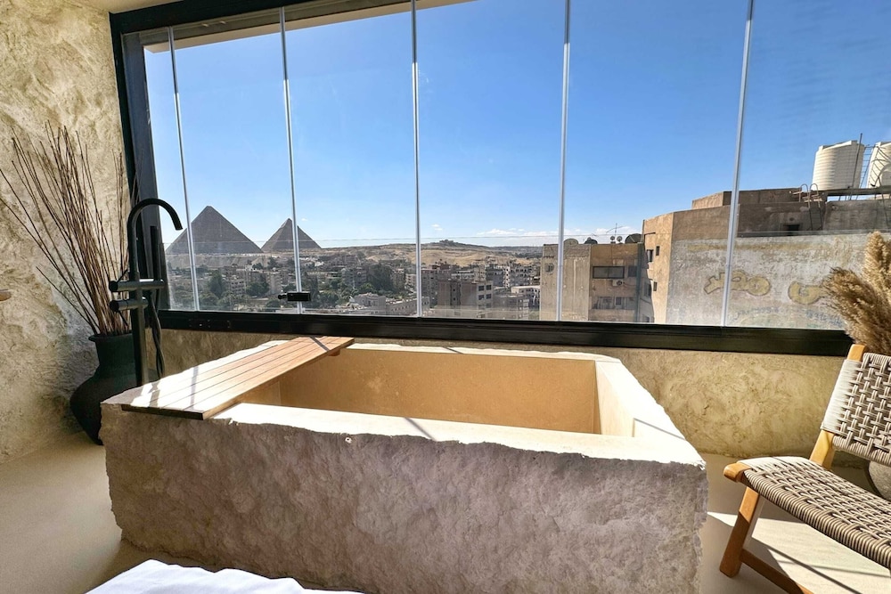 The 2 BDR Pyramids Vista w/ Bathtub