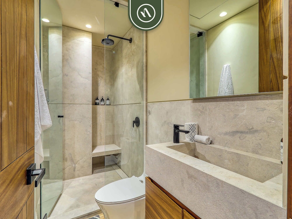 Luxury 4BR Oceanfront Condo - Private Beach - Pool