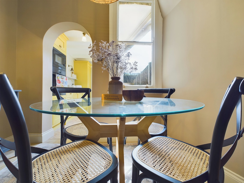 Seaside Cottage Retreat in Leigh-on-sea