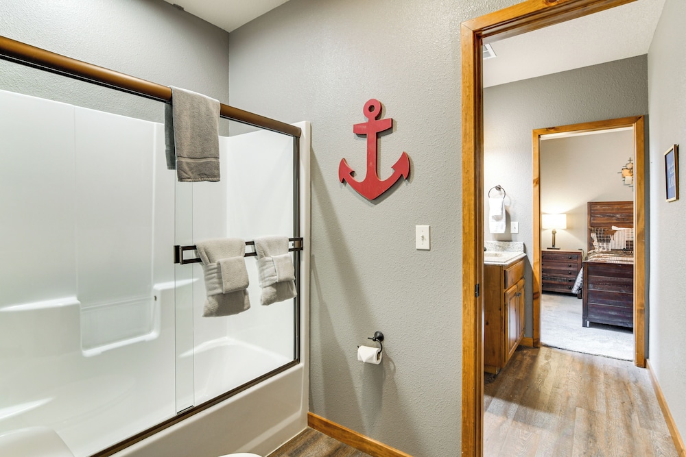 Game Room & Hot Tub: Spacious Retreat in Hollister