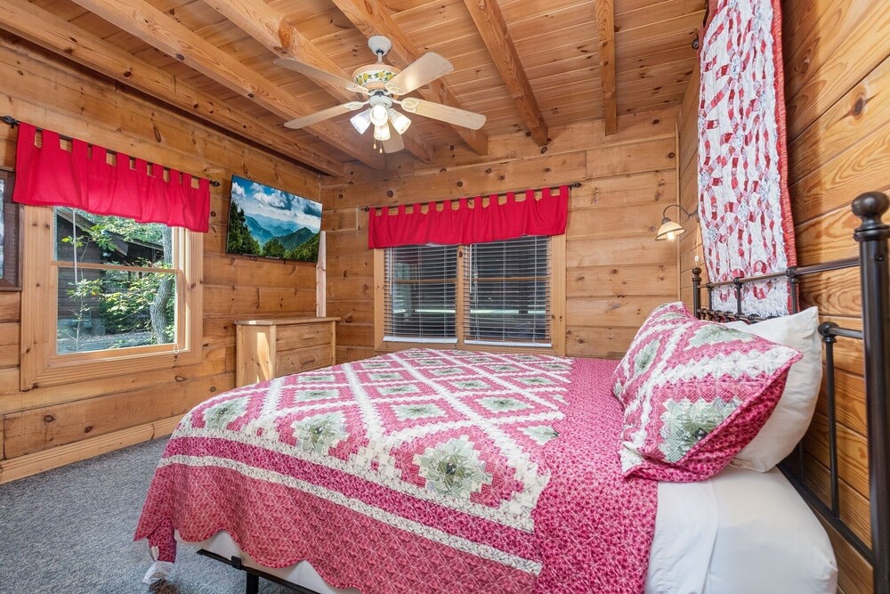 Er81 - Family Making Memories 3 Bedroom Cabin by RedAwning view 3