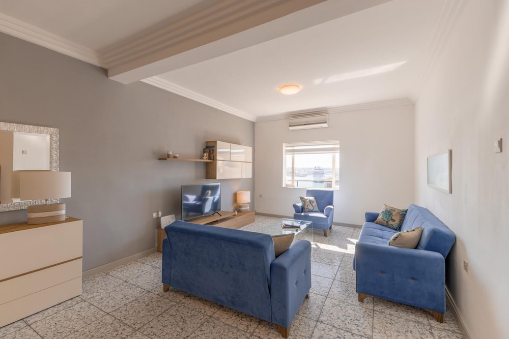 Large Sea View 2BR Apartment