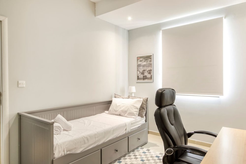 Central Msida Apartment Workspace Wi-fi A C