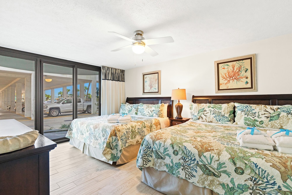 Steps to Paradise: Ground-floor 2br/2ba Beachfront Condo, Sleeps 8, Gulf Views!