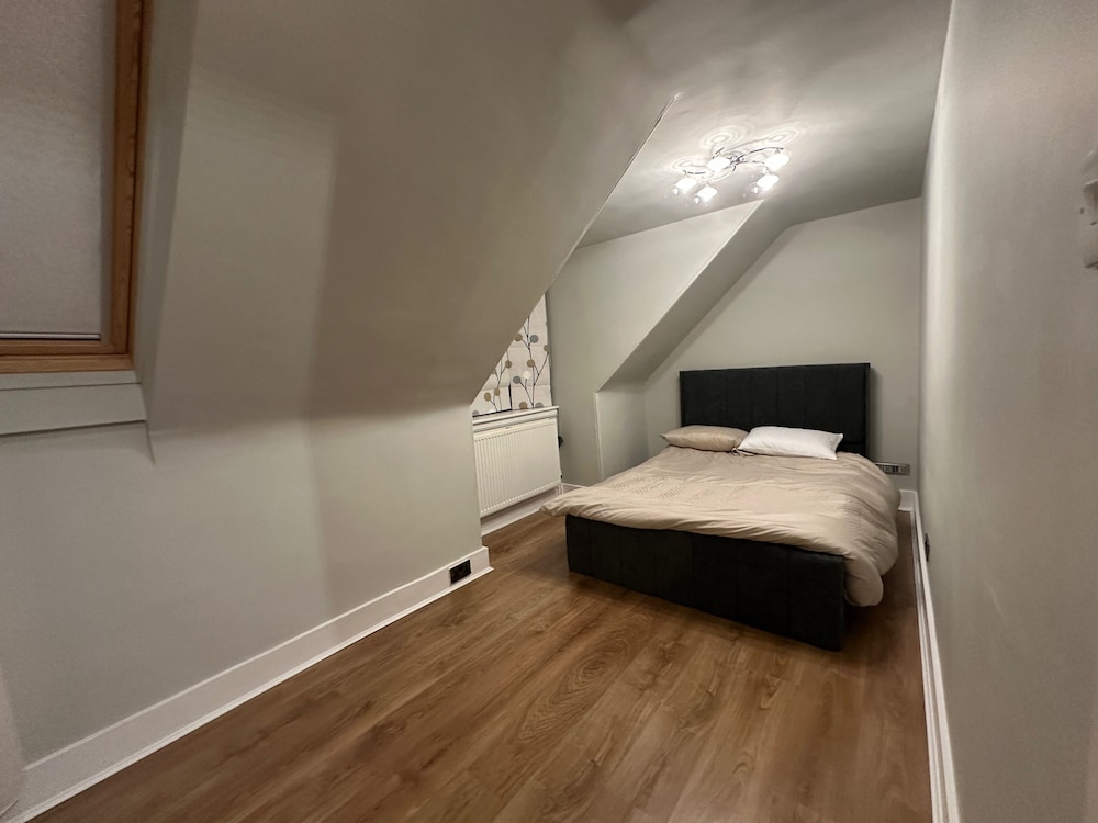 3 Bed Cottage Sleeps 2 With Parking, Garden & Wifi
