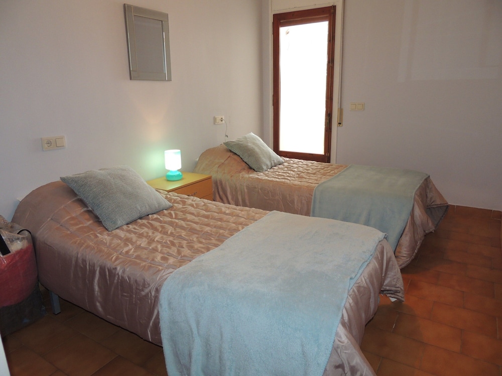 Apartment in Roses Near Waterfront & Mountains