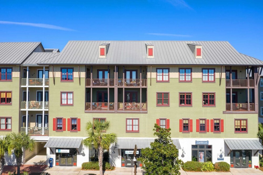 Salty Air & Blue Mountain Flair 3BR Condo w/ Pool, Balcony & Beach Access!