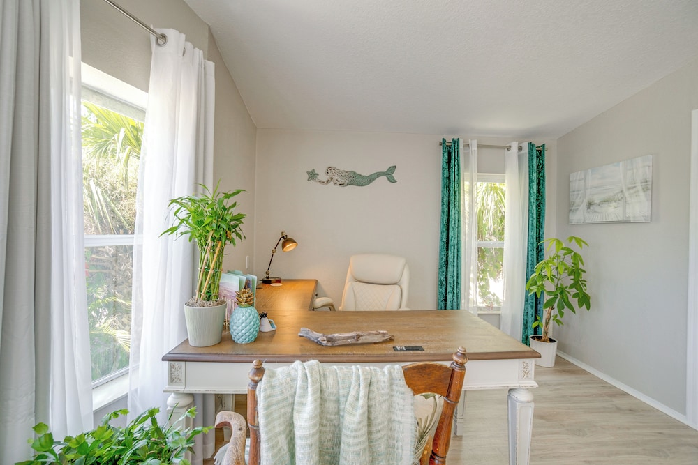 Tee Off & Soak Up Sun! Airy Englewood Gem w/ Yard