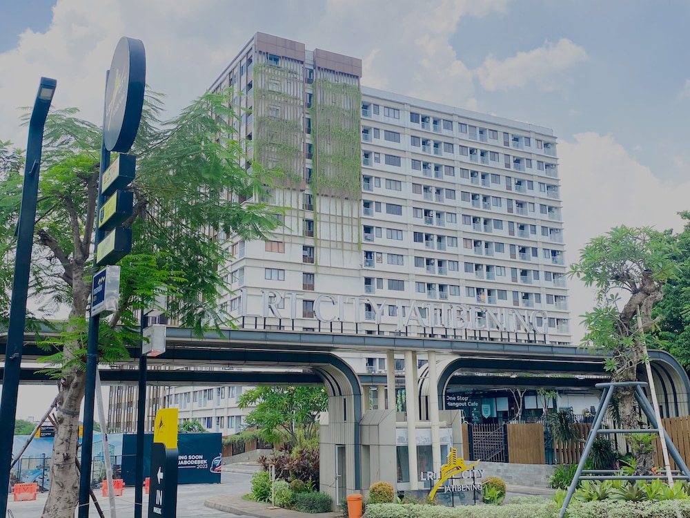 Good Choice and Comfy Studio Apartment at LRT City Jatibening