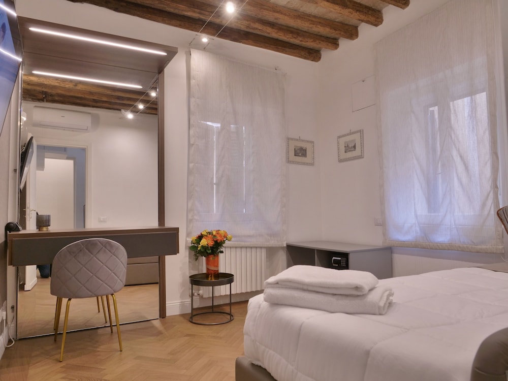HELMIRAGE SUITE VIA DEL CORSO