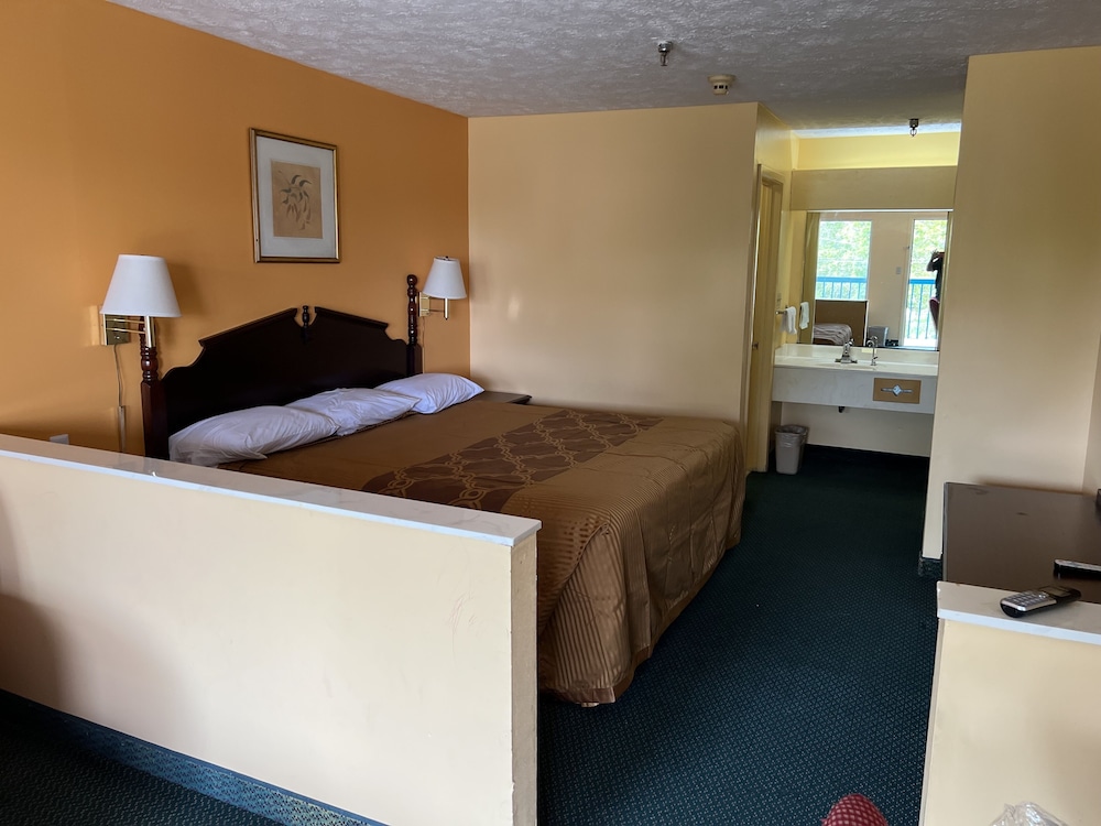 Deluxe Inn & Suites