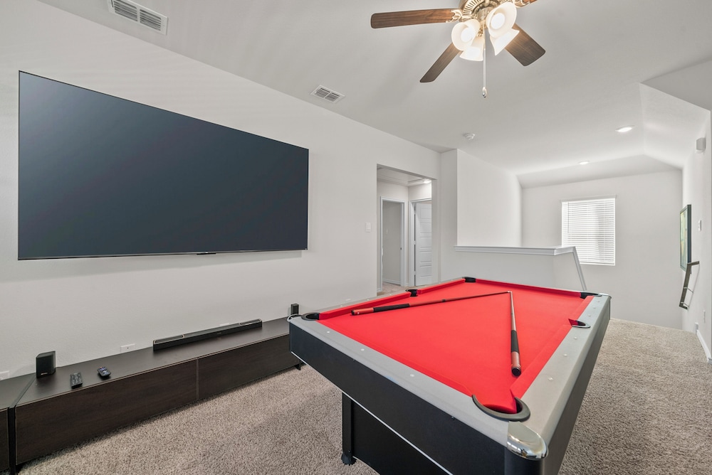 Luxurious 4-Bed Home in Aubrey TX