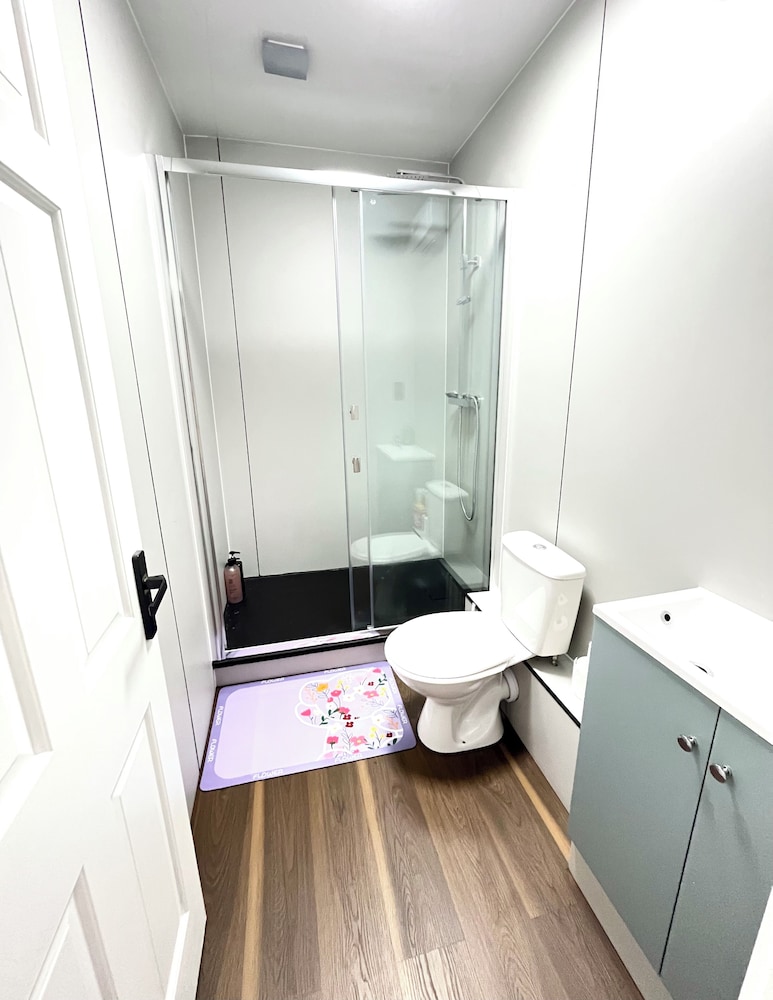 OYO Welsh Holiday Accommodation - Modern Stay