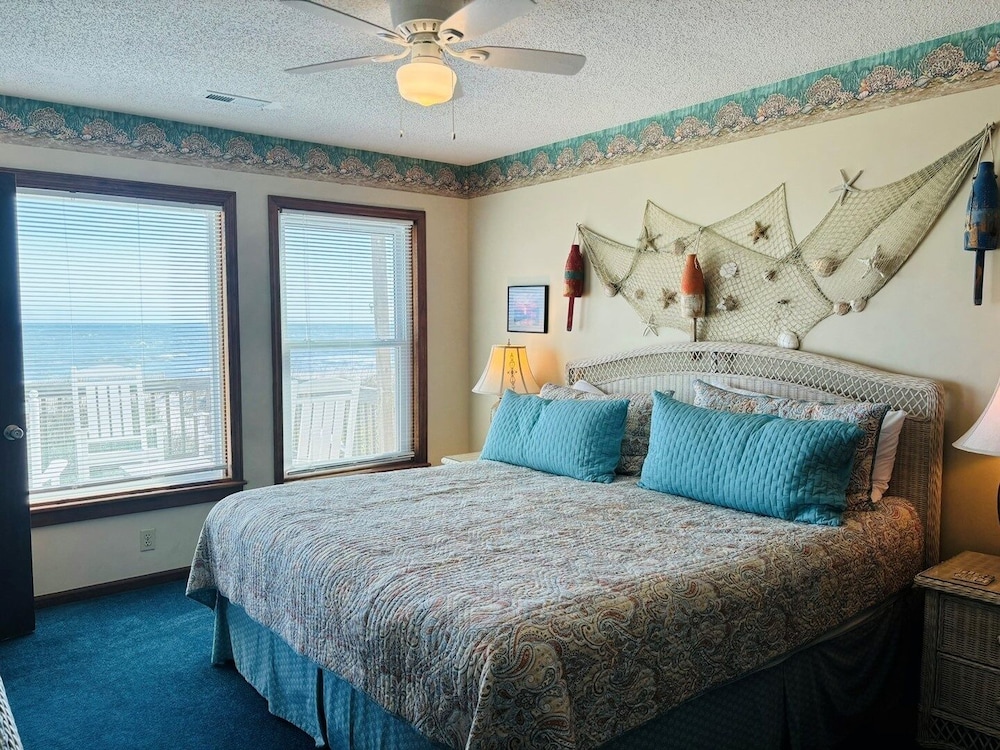 Great Place 5 Bedroom Home by RedAwning