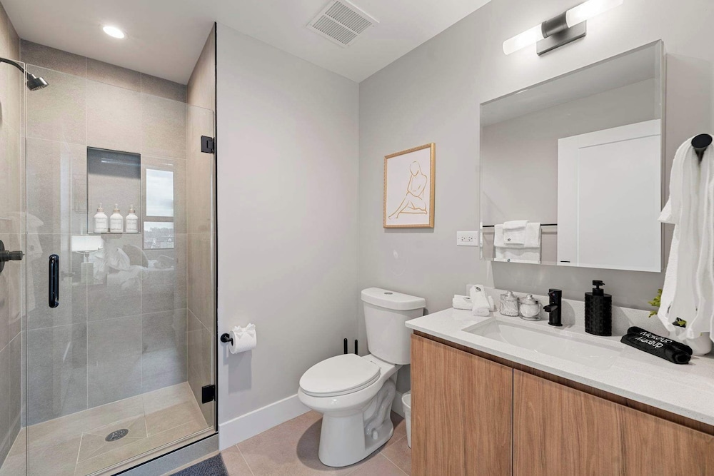 Edgewater Gem Stylish 2BR Apartment Near Lake
