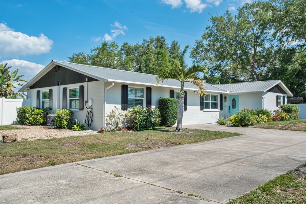 Luxury Pool Retreat near Siesta Key