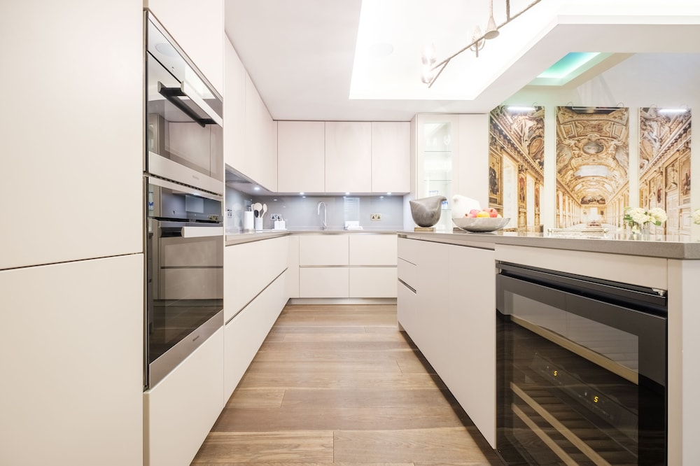 Luxury Home with 3 Bed 2 Bath in London