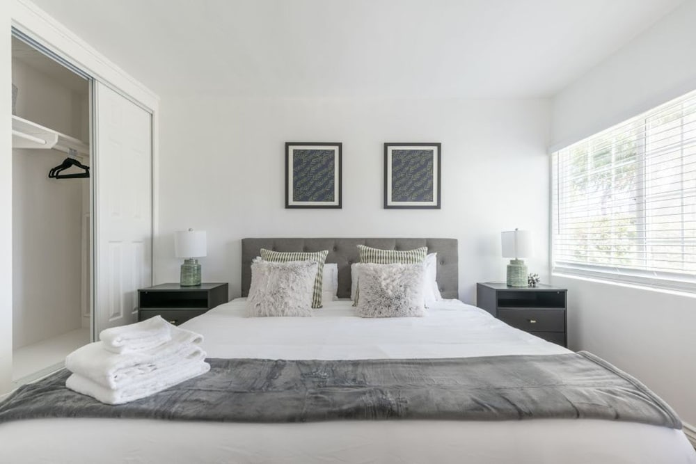 Charming Spacious Home - Modern Comforts Prime Location