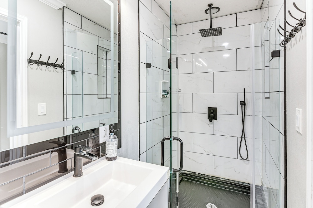 Walkable Apt 2 Mi to Dtwn: Houston Retreat!