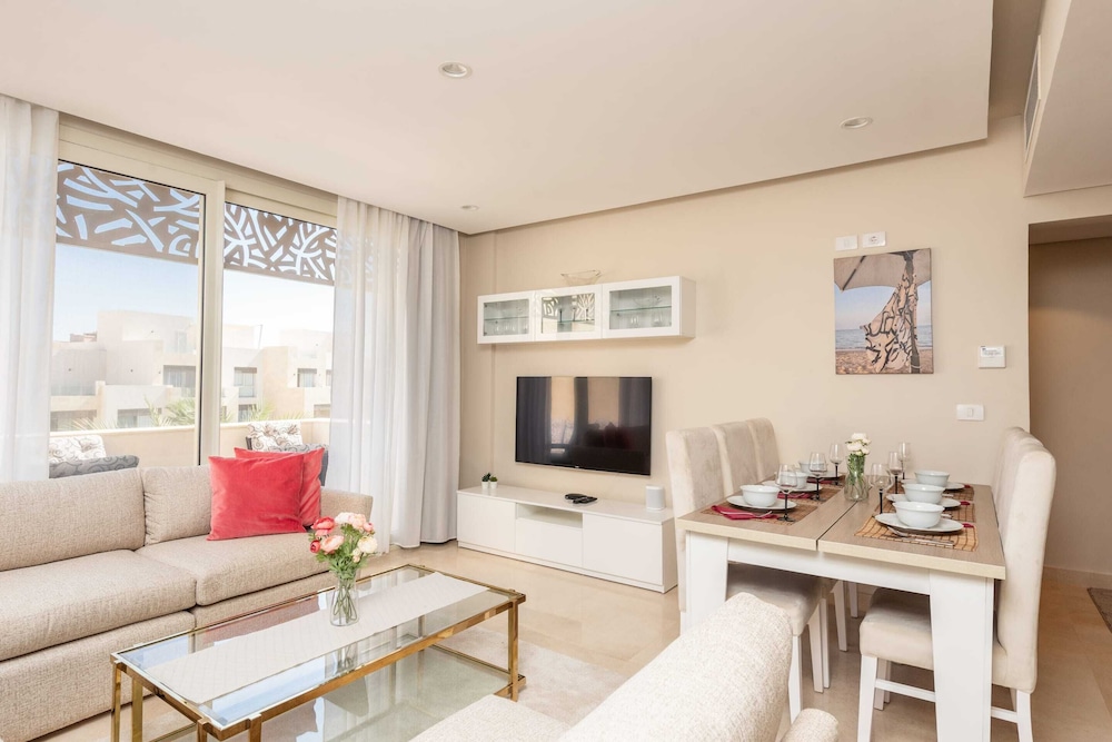 Xuru Stays I Exotic 1bdr w/ Outdoor Terrace Pool & Beach Access