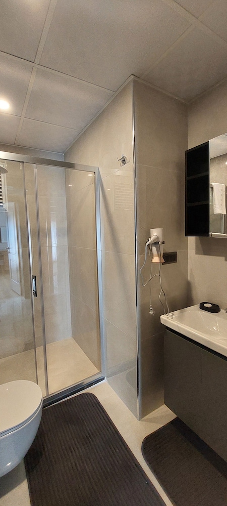 New Flat Large Living Space 4 Close to Lara Beach