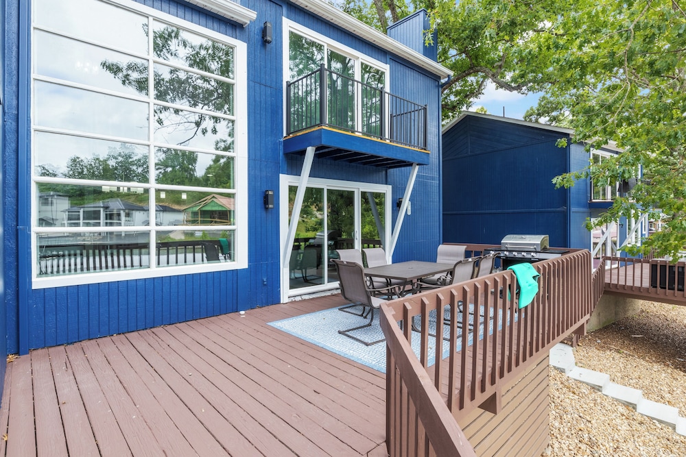 Our Cove Retreat - Perfect for Wave-free Swimming, Tanning & Prime Location Fun!