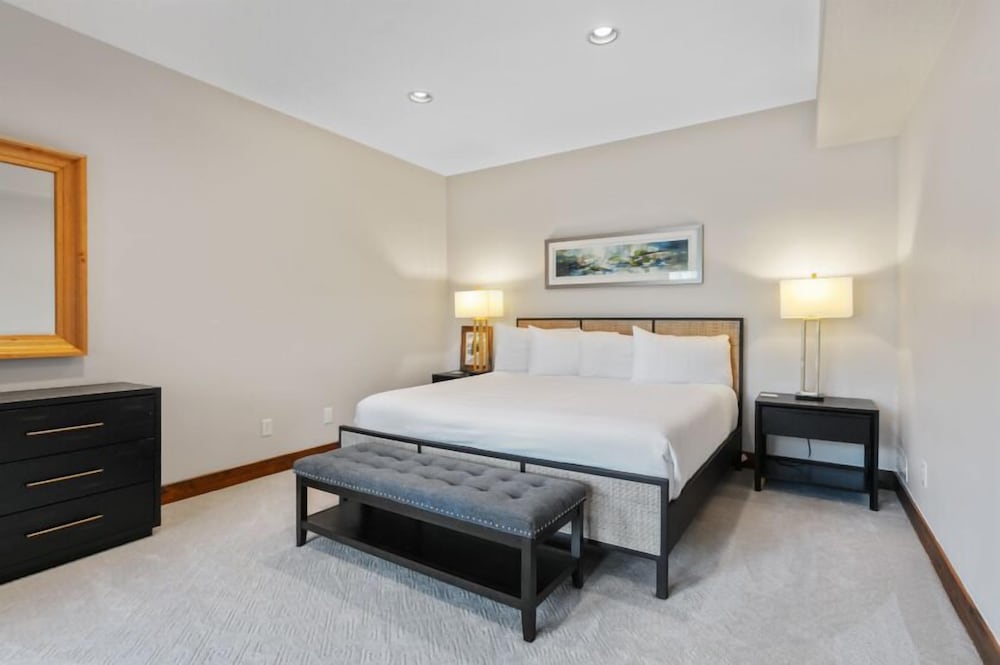 2540 Queen Esther Dr - 5 Bedroom Home with Spa 5 Home