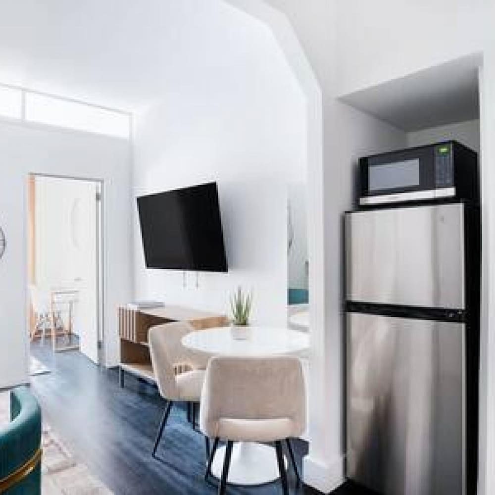444-4c Newly Renovated Studio in Hell s Kitchen