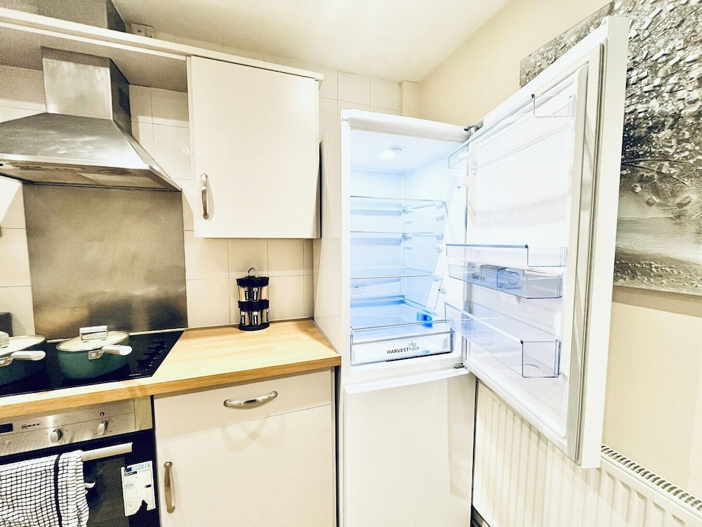 House - Sleeps 10 - Parking - Garden
