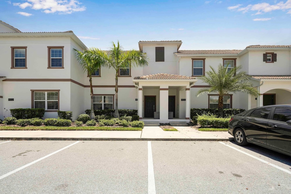 Stylish 4BR Pool Townhome Storey Lake