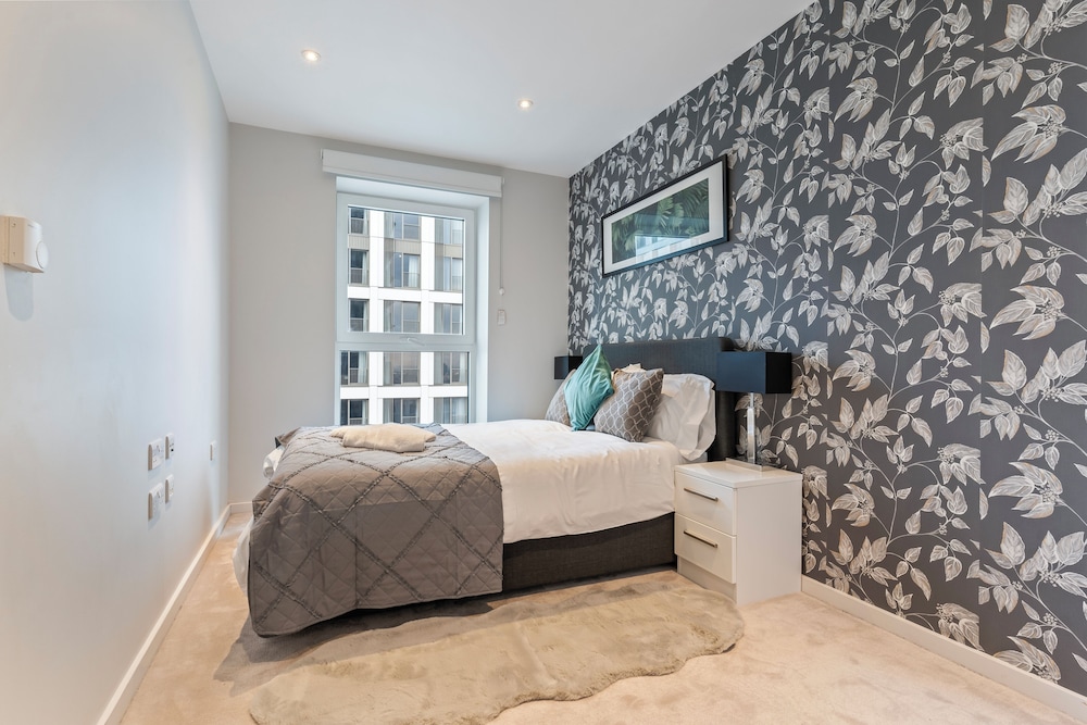 Elegant 2 Bed Apartment Within Many Attractions