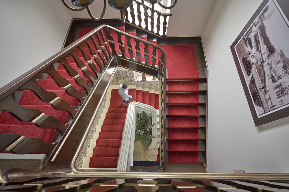 Welcome In - Suites & Hostel