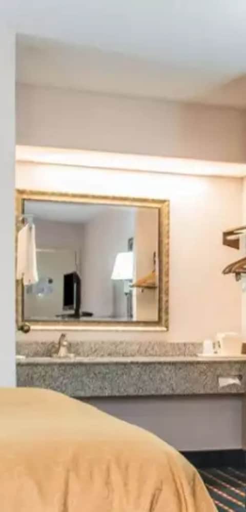 Marianna Vacations - Quality Inn Marianna - Property Image 2