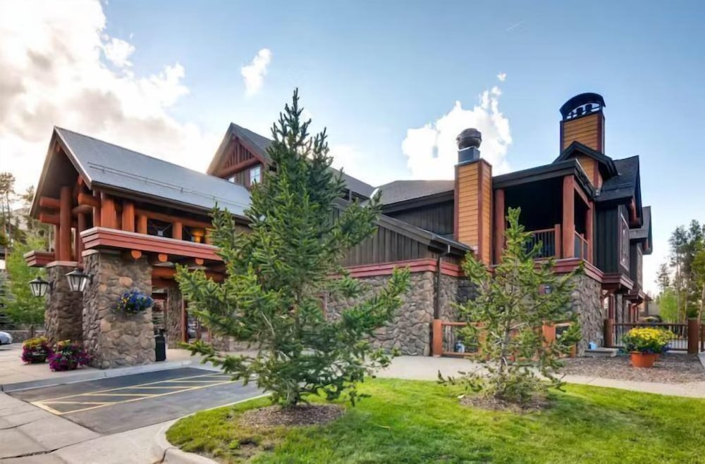 Luxury Ski-in/ski-out Bluesky 2 Bedroom Condo