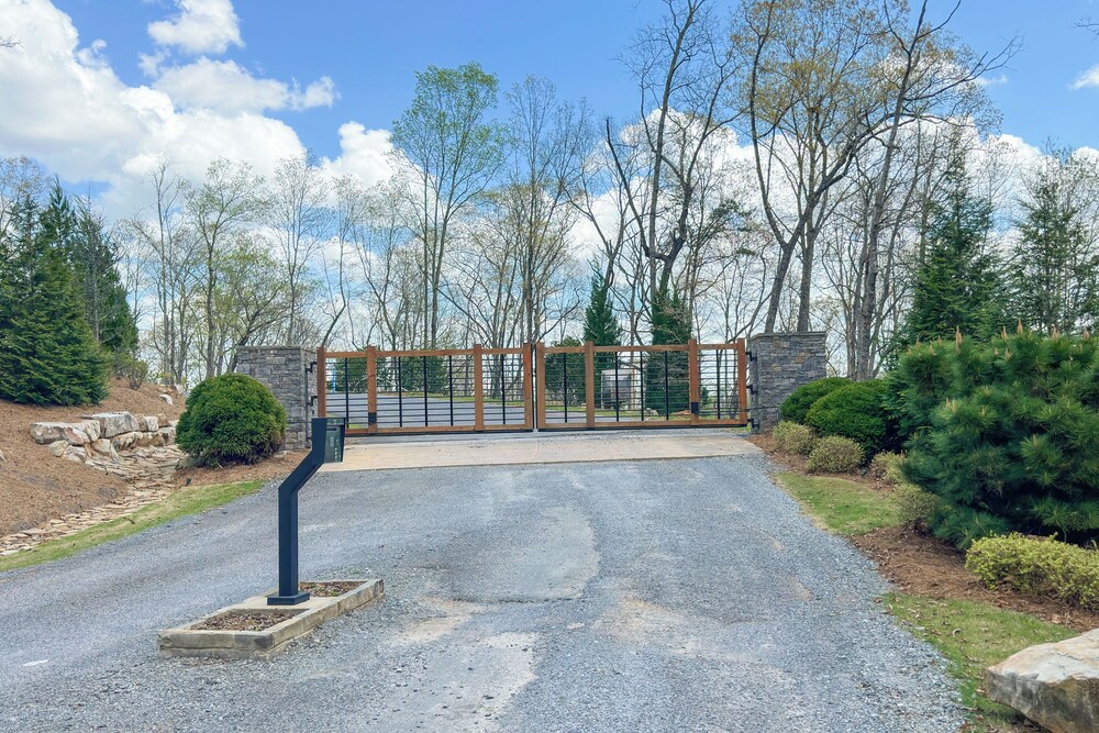 11 Mi to Dtwn Ellijay: Newly Built Modern Cabin!