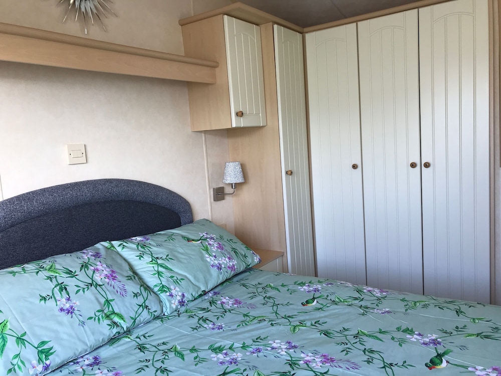 2 Bed-sleeps4-beachfront-free Parking view 5
