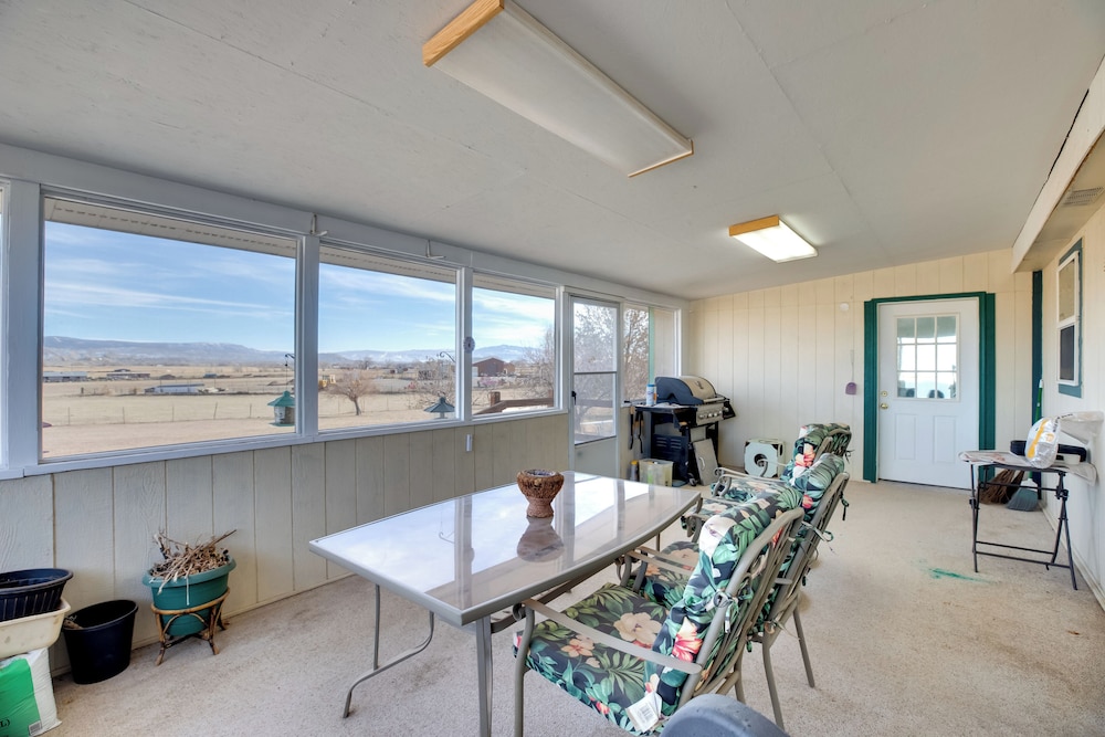 Hot Tub & Screened Patio: Getaway in Montrose!