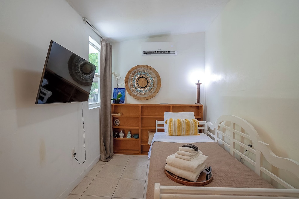 Miami Vacation Home 4 bedroom Parking.